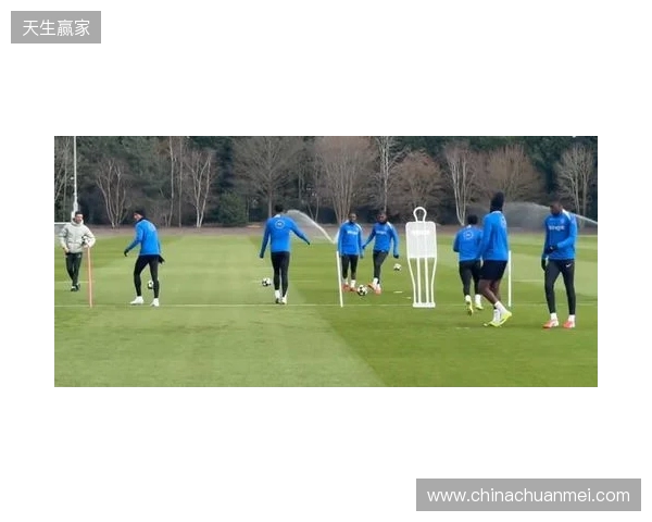 跟队:埃斯特旺参加了切尔西的公开训练,里斯、约恩森缺席
